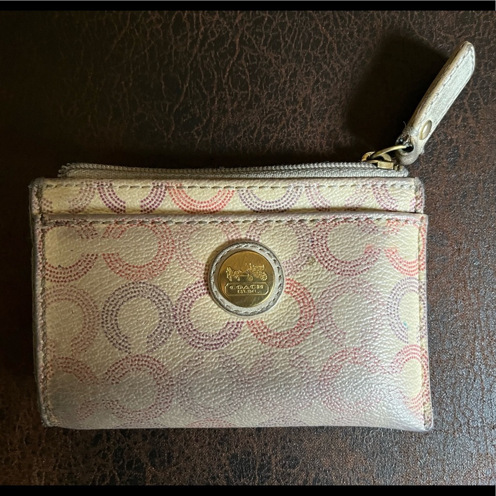 Authentic Coach Coin Purse/wallet SHOWS SIGNS OF EXTREME USAGE nice/functional